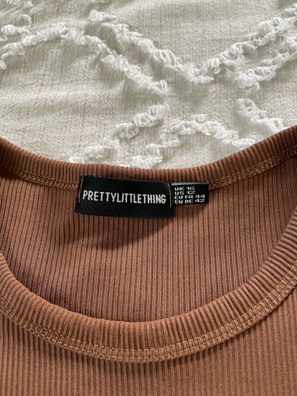 PrettyLittleThing Ribbed Cropped Top - Picture 3 of 6